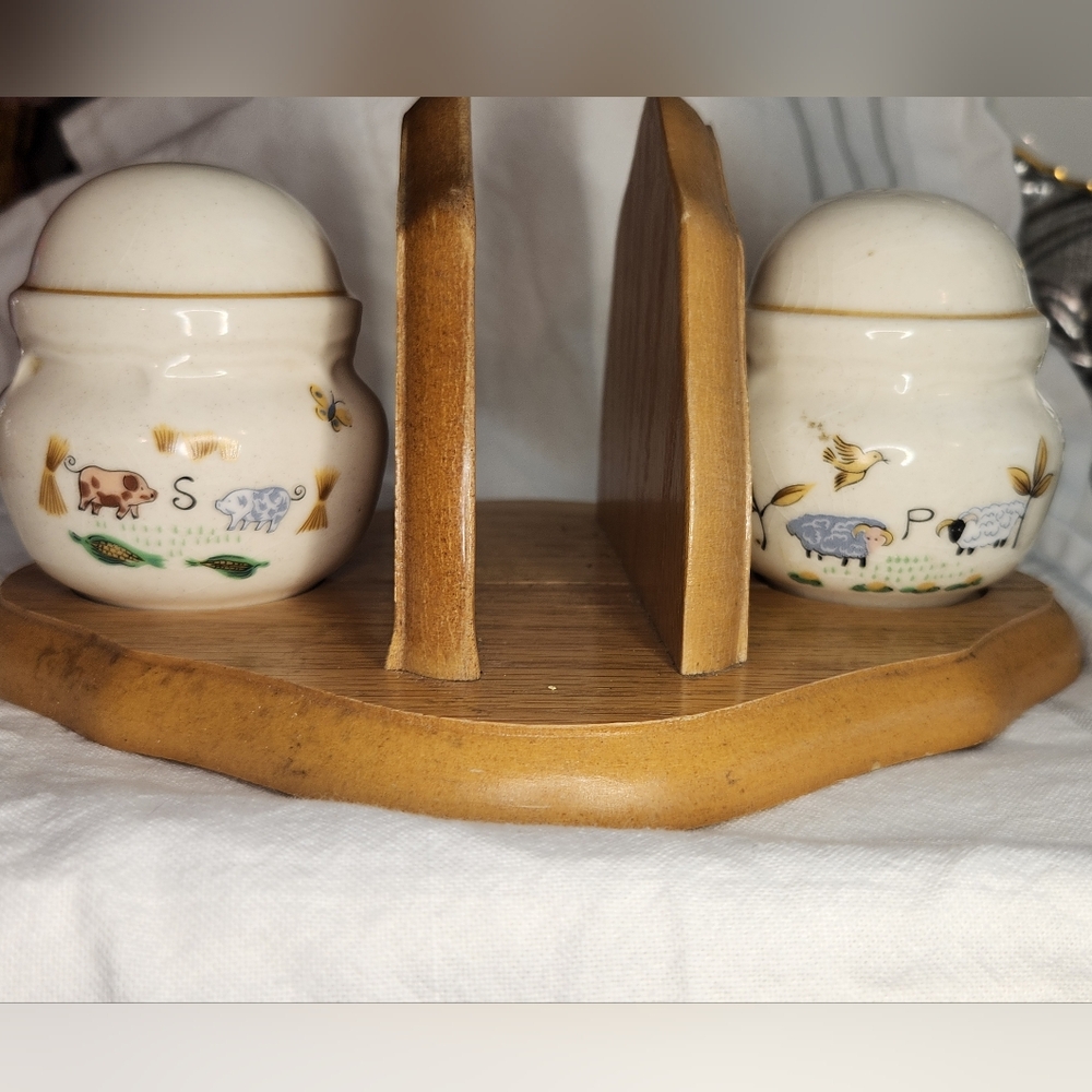 VINTAGE Heartland International Stoneware Salt and Pepper Shaker with Napkin